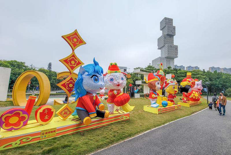 1月28日，十二生肖拜早年。/佛山日报记者周春摄