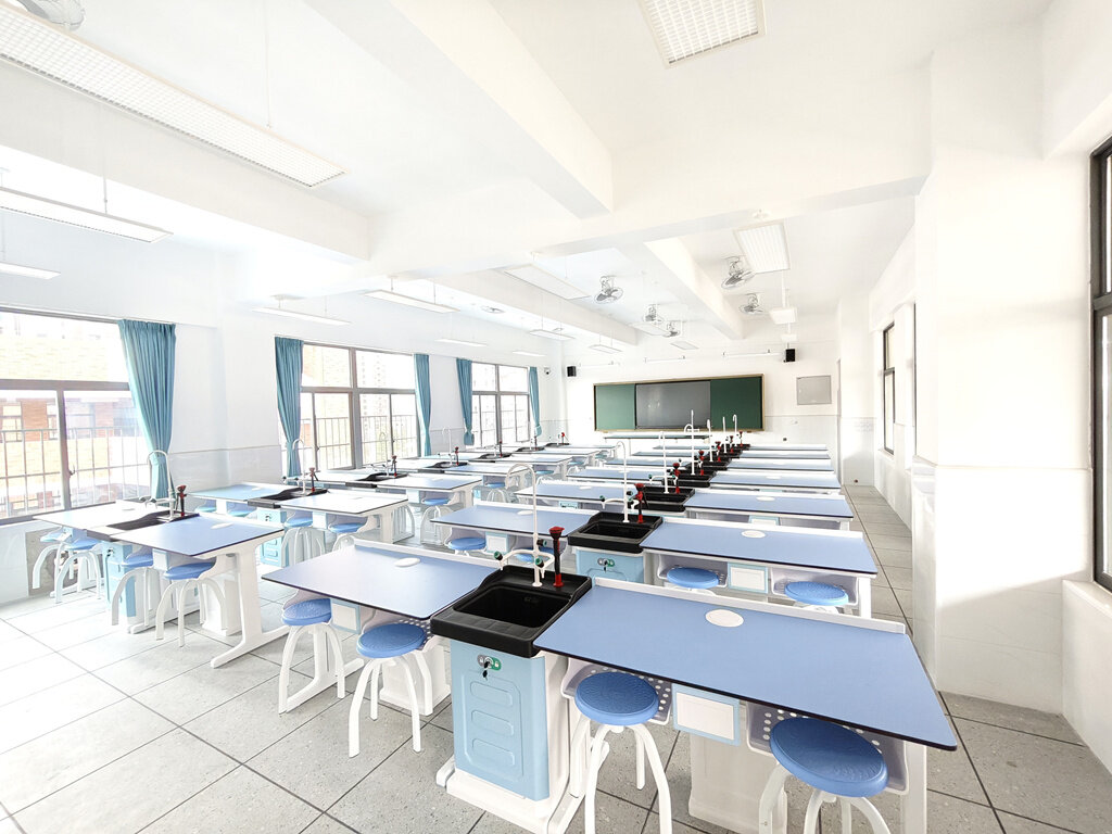 惠州一中附属金山湖学校实验室。