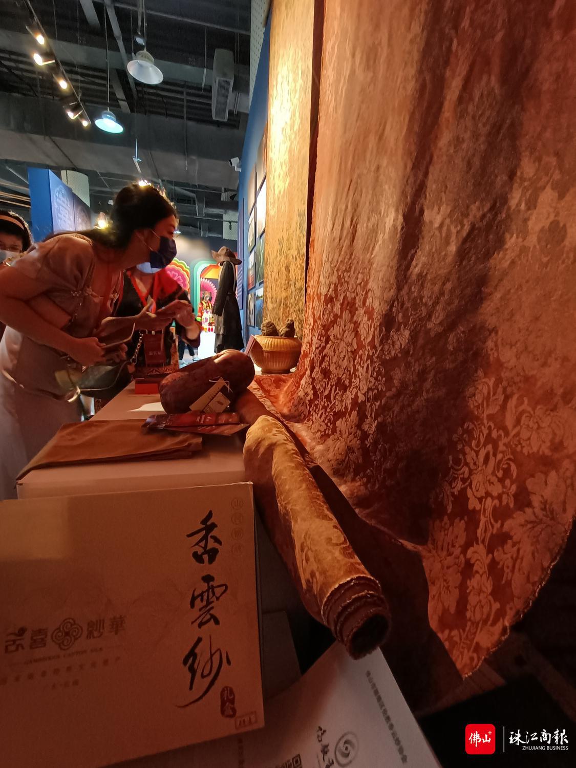 观众在顺德香云纱染整技艺观展.jpg