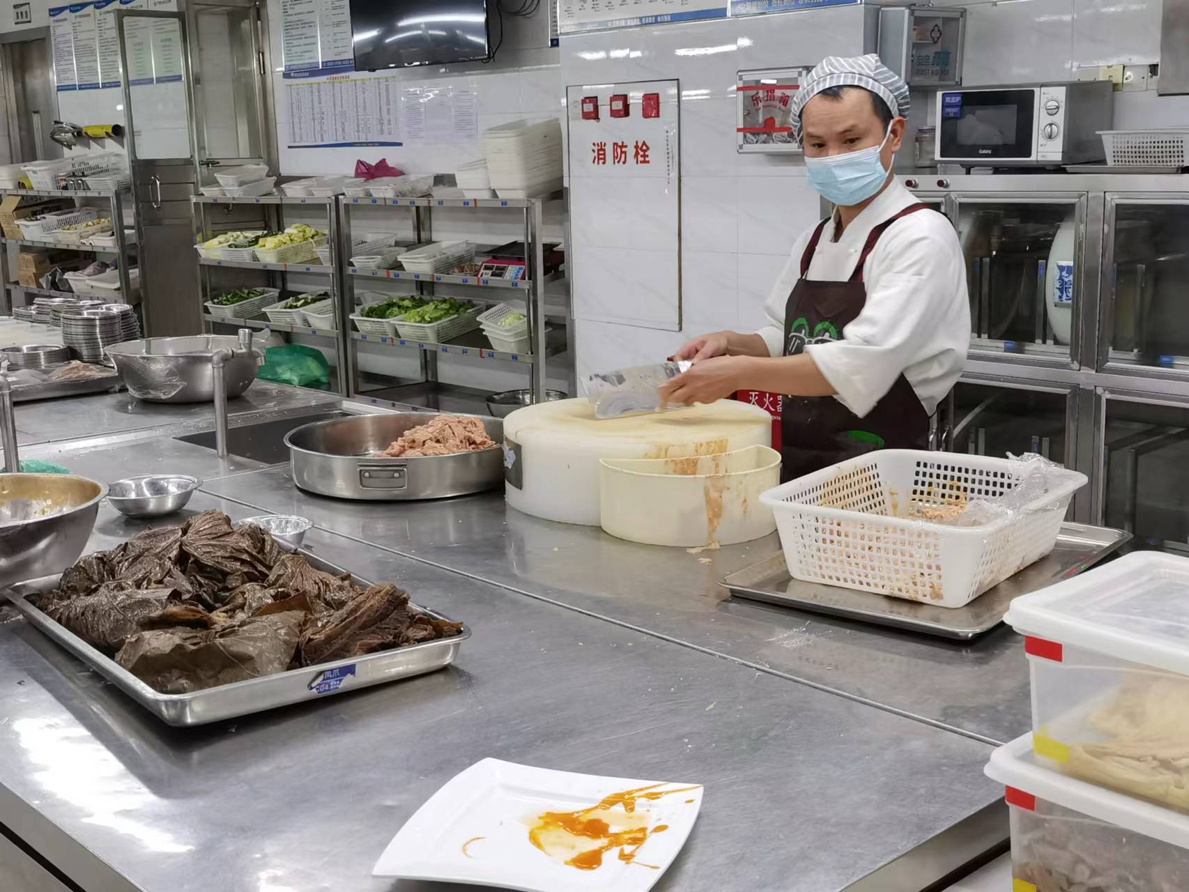 在十二季喜宴酒店,一名工作人员对食物进行处理。佛山日报记者郑泽聪摄.jpg