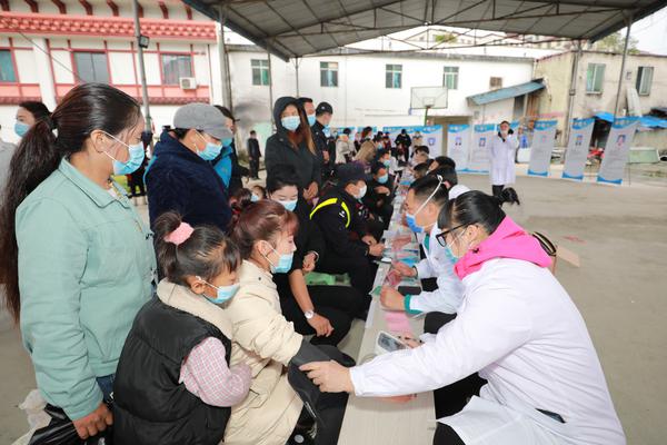 来自广东的医疗专家正在为墨脱群众检查身体。佛山日报记者 张弘弢摄