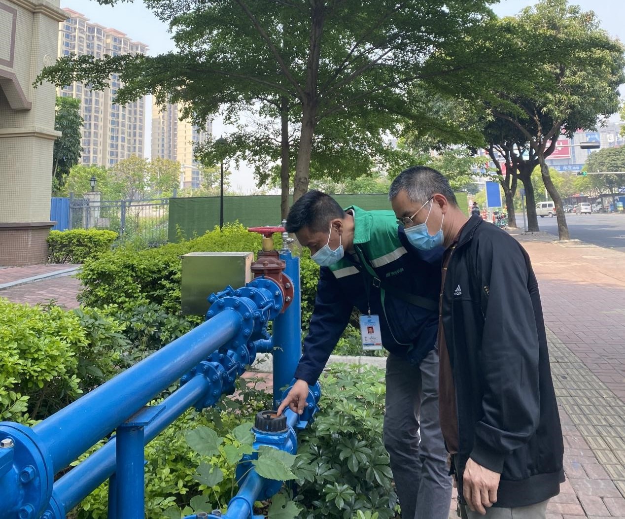 禅城供水公司客服人员上门协助用户查勘水损原因。(受访单位供图).jpg