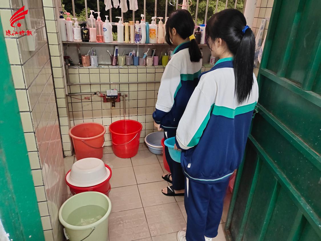 南海区驻石城镇帮扶工作队队员郑培楷介绍,石城中学学生宿舍热水供应