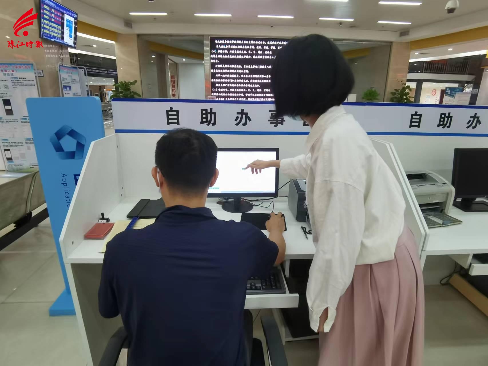 九江市场监管所工作人员指引申请人网办.jpg