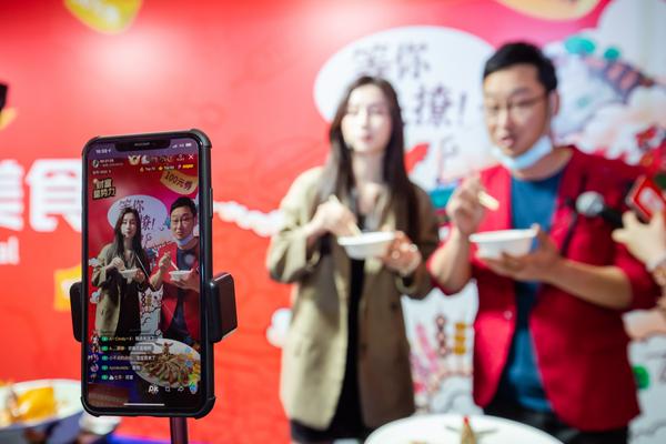 美食博主现场进行网络直播。图/佛山日报记者符诗贺摄