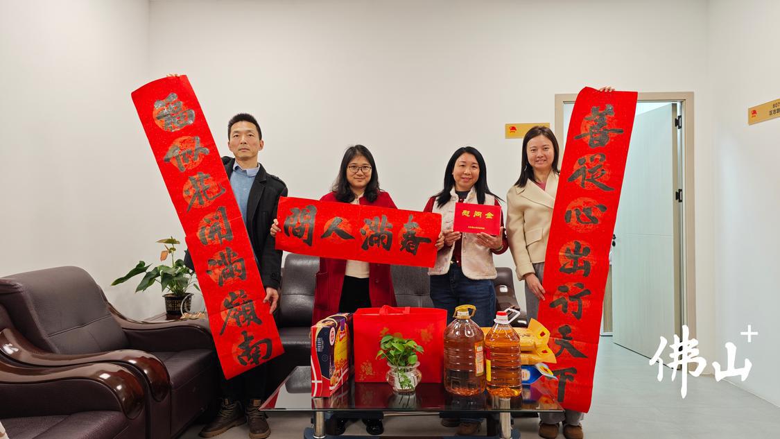 区文明办走访慰问“佛山最美志愿者”邝宝凤。.jpg