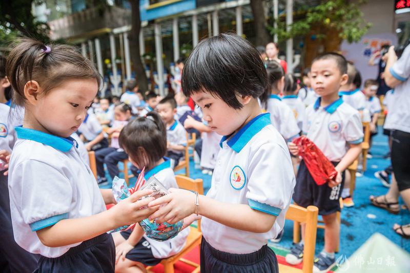 2021年9月1日,开学首日,南海区机关第二幼儿园,孩子们互换礼物,相互认识。佛山日报记者王伟楠摄