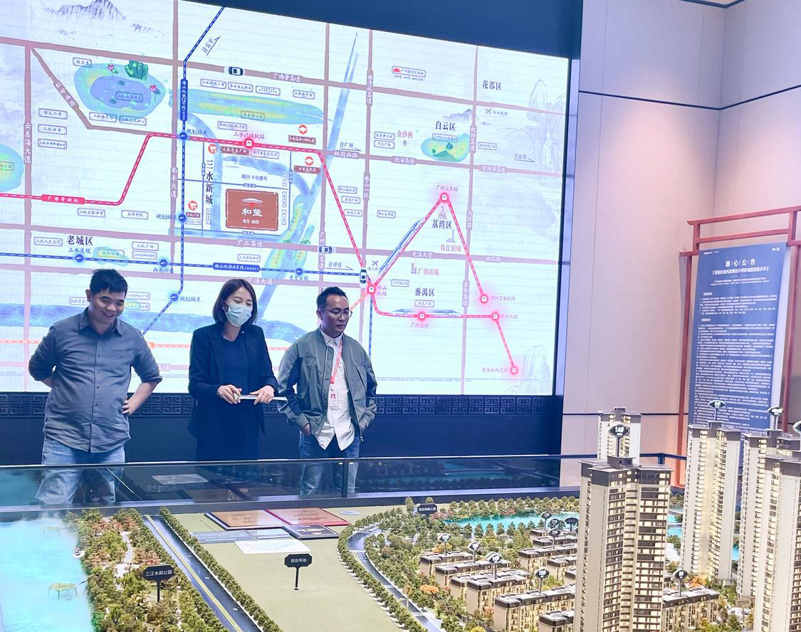 在建发•融创和玺项目,市民正在营销中心了解房子情况。佛山日报记者黄妙哲摄.jpg