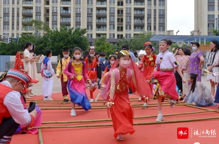 东平学子快乐参与“竹竿舞”_副本.jpg
