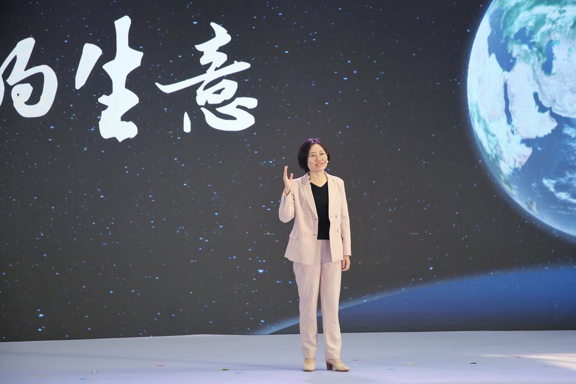 2-1、陈村镇镇长梁锦棠作精彩推介.jpg