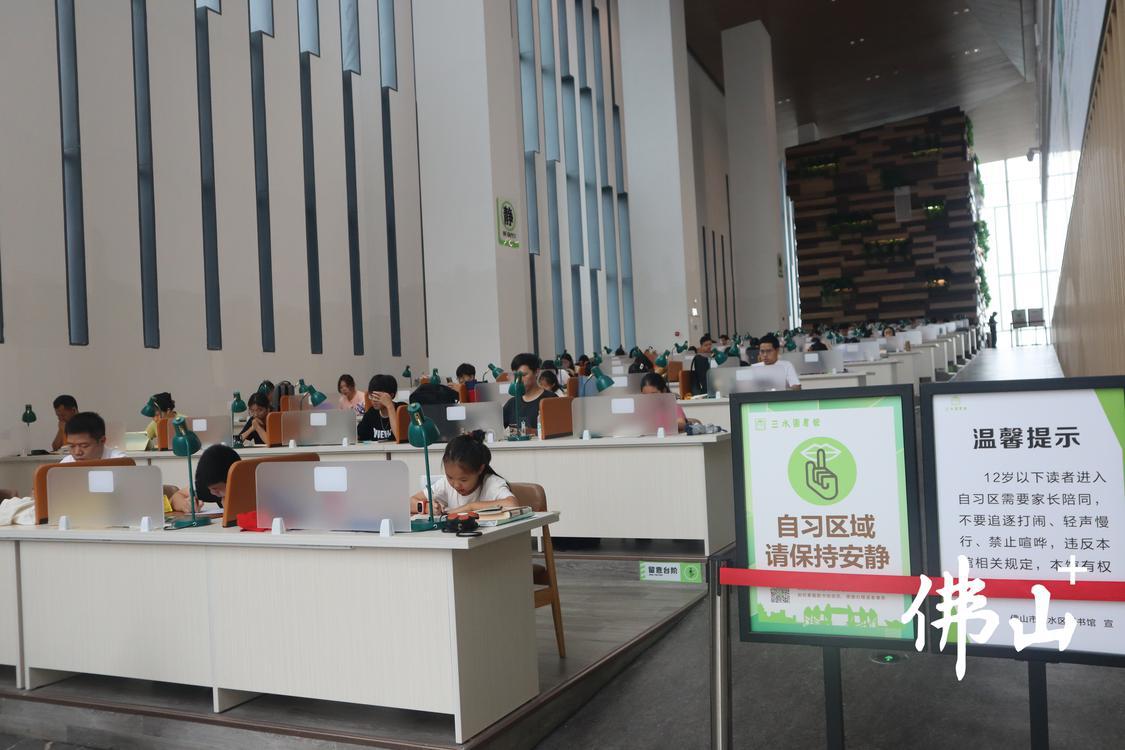 读者正在自习室安静阅读。.JPG