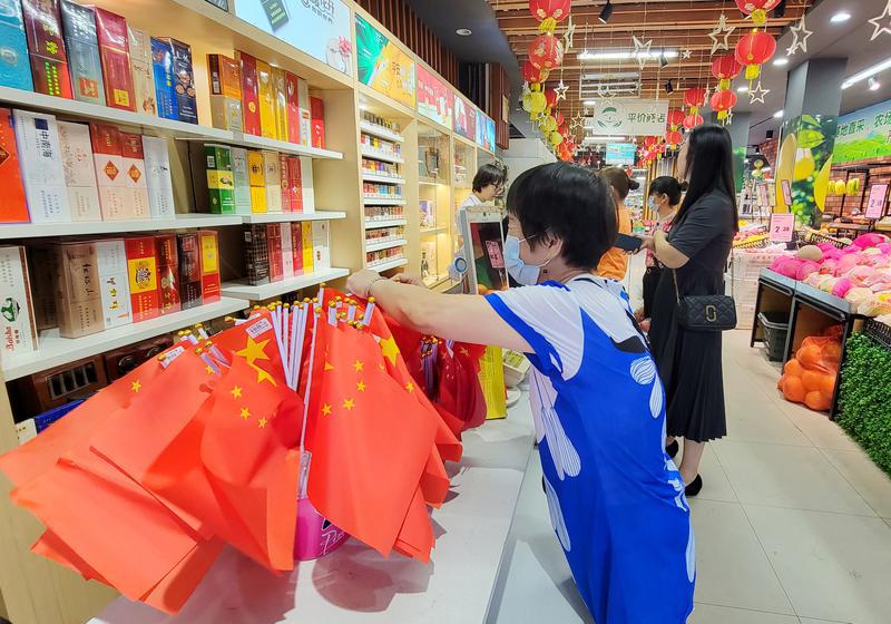 顺德区乐从镇一超市内，市民在购买国旗。佛山日报记者周春 摄