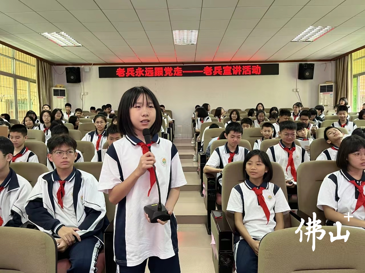 健力宝中学学生与“兵老师”交流。通讯员供图.jpg