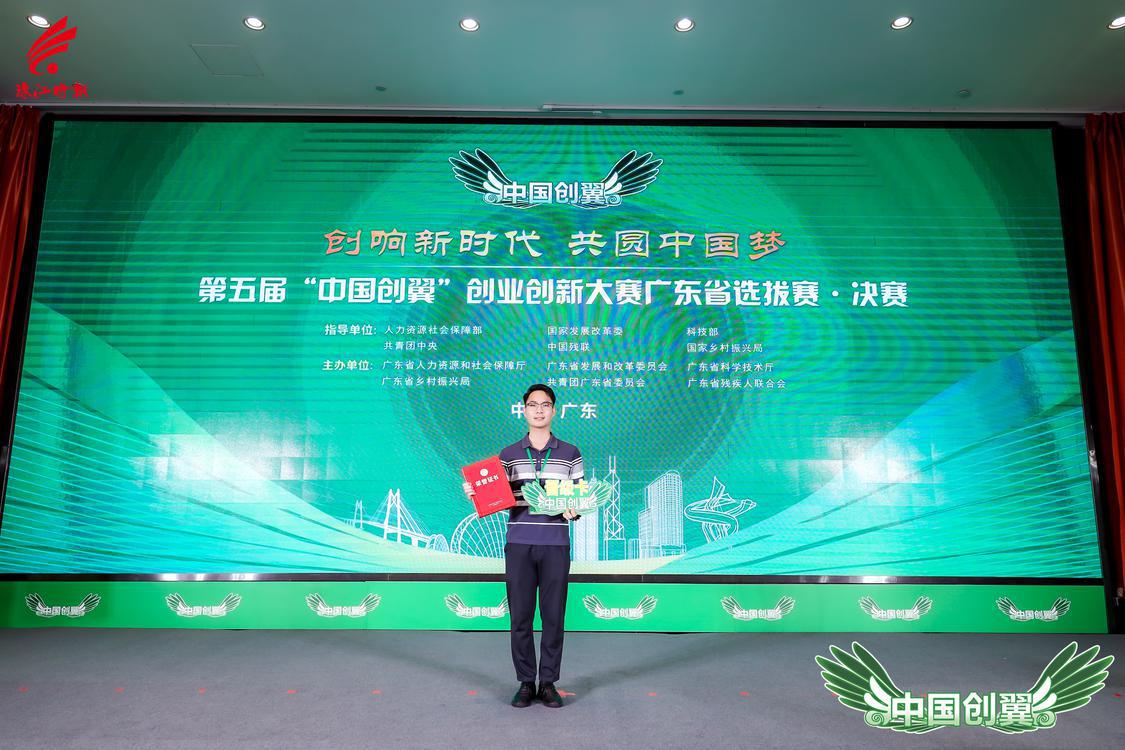 年仅26岁的郑凯元荣获多项荣誉。.jpg