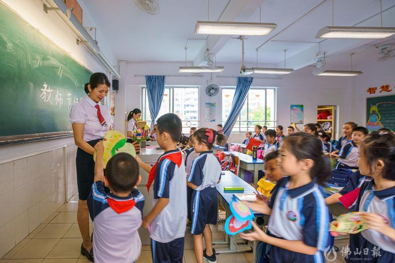 佛山禅城区惠景小学二年一班的同学们纷纷地将靖心自制的贺卡献给老师佛山日报摄影俱乐部 张秀丽摄