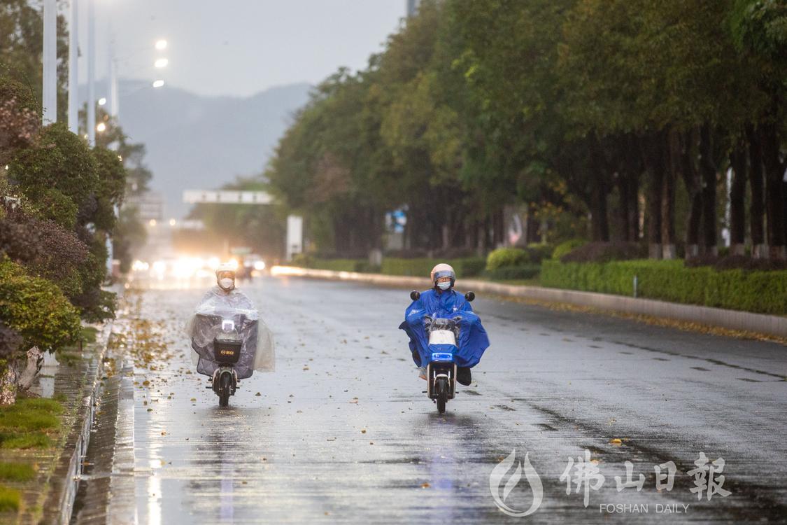 2月13日傍晚，高明迎来降水，市民穿着雨(4201148)-20230213200538.jpg