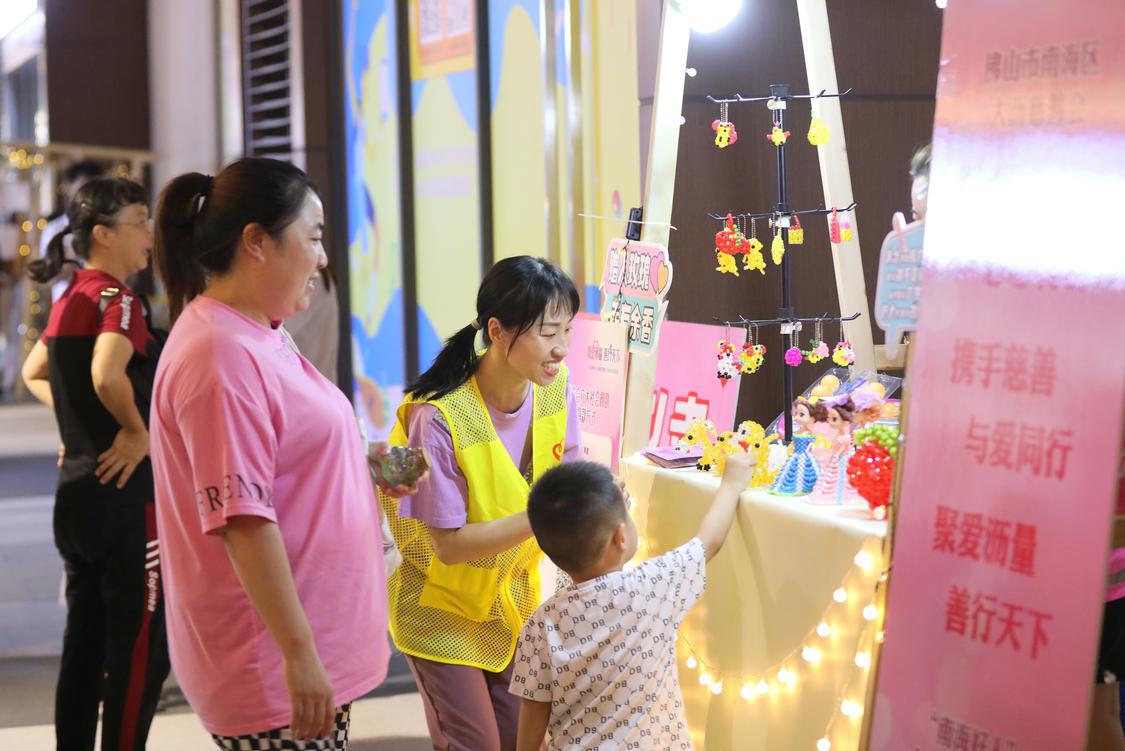 2022年“中华慈善日”主题系列活动暨南海慈善市集上,市民正在购买工艺品支持慈善项目。.jpg