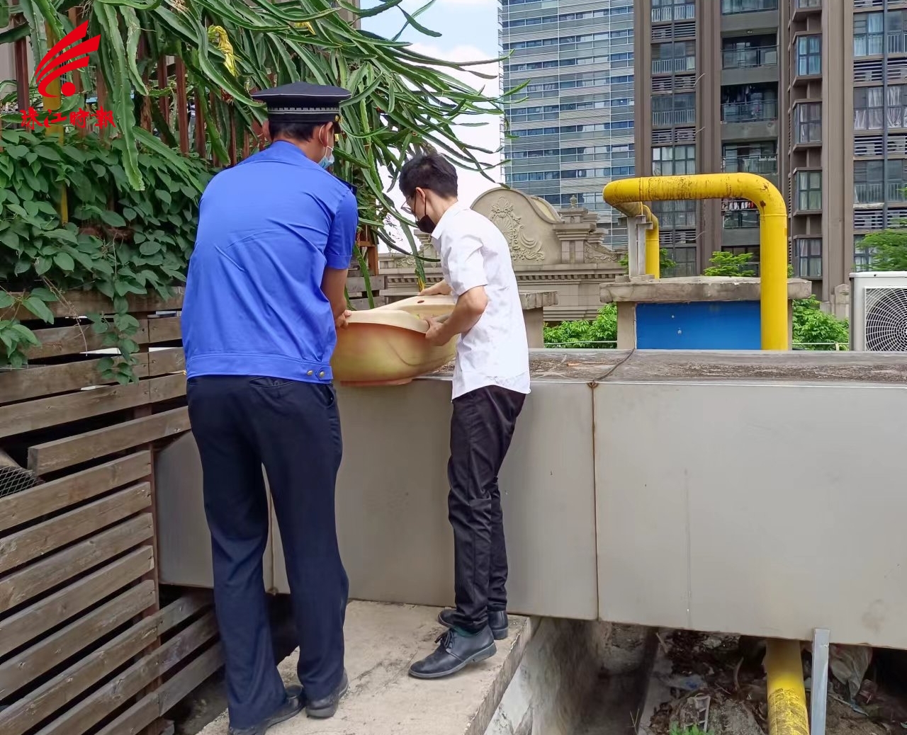 执法人员参与解决油烟扰民问题.jpg