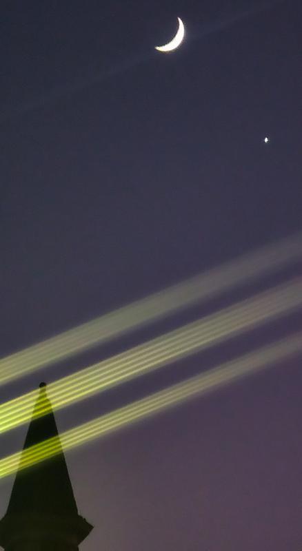 11 月 8 日晚,乐从镇上空" 金星伴月 " 现身天宇,映美苍穹。/佛山日报记者周春摄