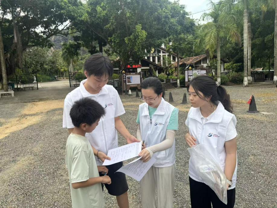 团队与游客进行问卷调查 配图3