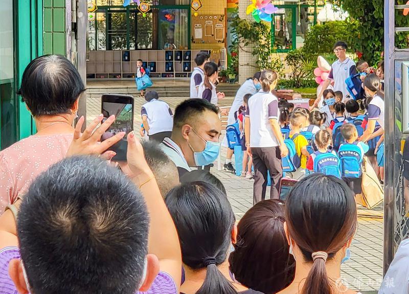 2021年9月1日,开学首日,顺德区乐从镇的经华幼儿园,家长们在幼儿园门口目送孩子入园。佛山日报记者周春摄