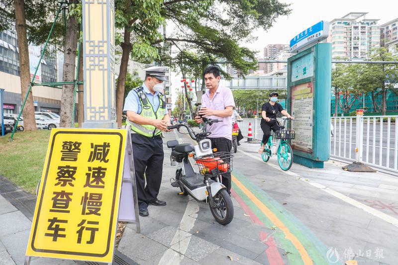 2021年9月1日起,佛山公安在岭南大道北和同济东路交叉路口重点对未佩戴头盔、逆行、不按规定车道行驶、违规载人、闯红灯等交通违法行为进行治理。佛山日报记者符诗贺摄