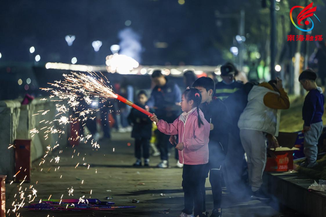 市民燃放烟花。佛山市新闻传媒中心记者黄永程 摄 (5).jpg