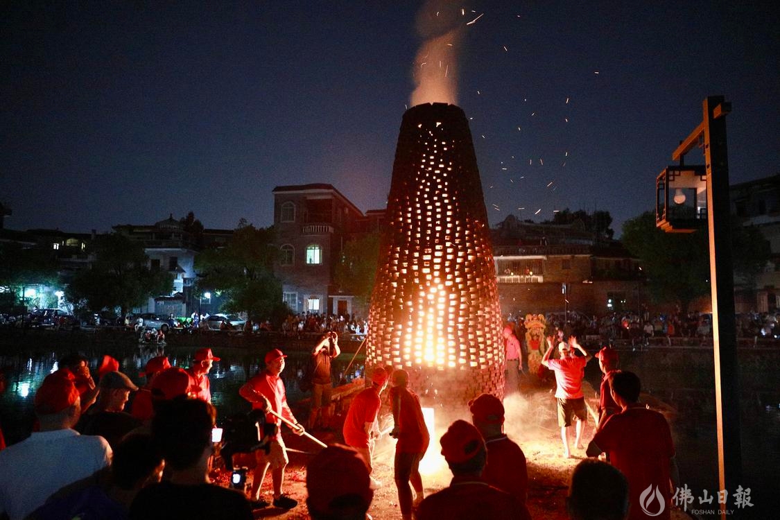 9月10日中秋节晚,南海区西樵镇松塘村村民举行烧番塔庆祝活动,现场热闹非凡。火光升得高寓意“步步高升”,火烧得越旺,寓意生活火红事事兴旺。/佛山日报记者吕润致摄