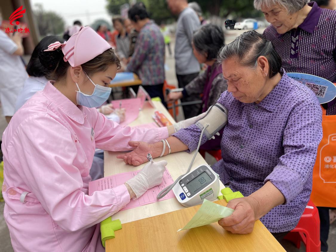 风雨无阻的义诊，一年四季的守候。.JPG