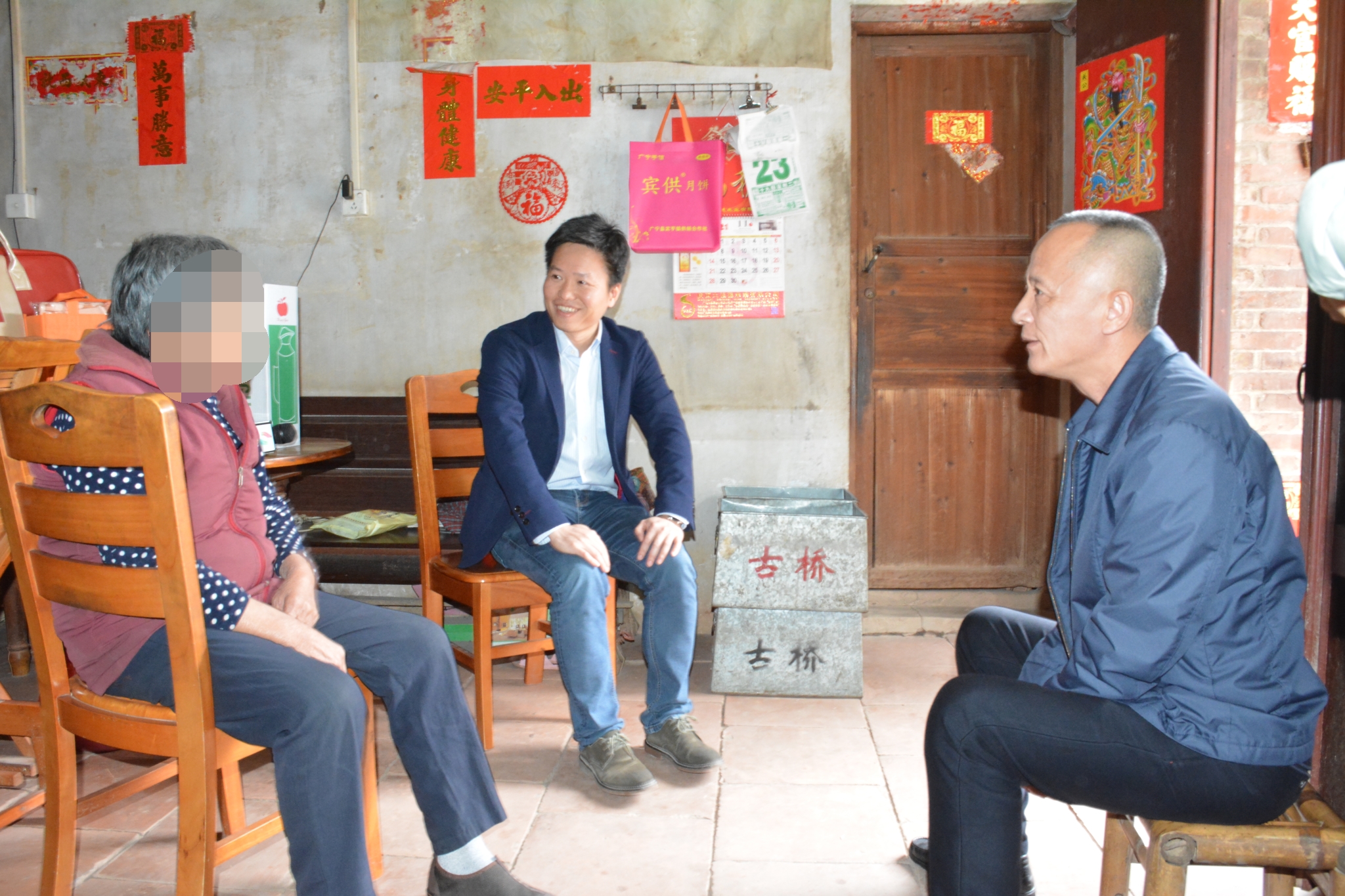 丹灶镇党委副书记梁耀智、罗行社区党委书记杜瑞泉带领直联团队开展冬令救济送温暖活动。_看图王