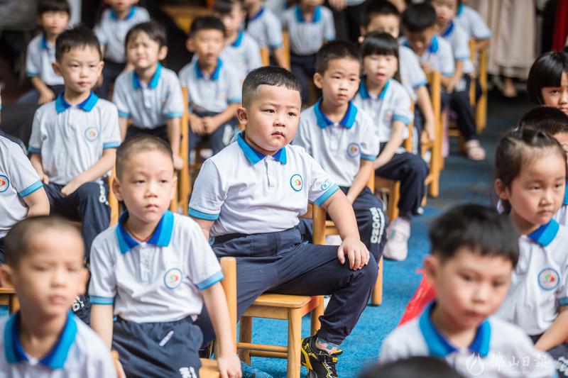 2021年9月1日,开学首日,南海区机关第二幼儿园,参加开学典礼的孩子们表情各异。佛山日报记者王伟楠摄