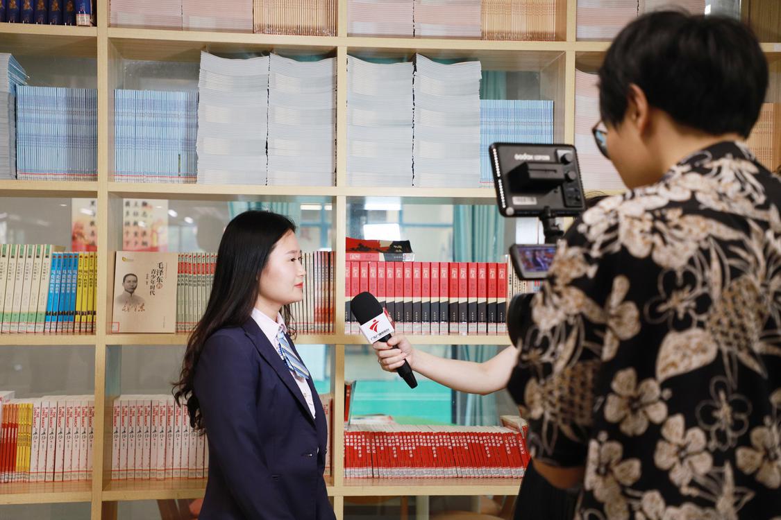 付洁老师接受媒体采访谈学校开展红色教育情况。.JPG