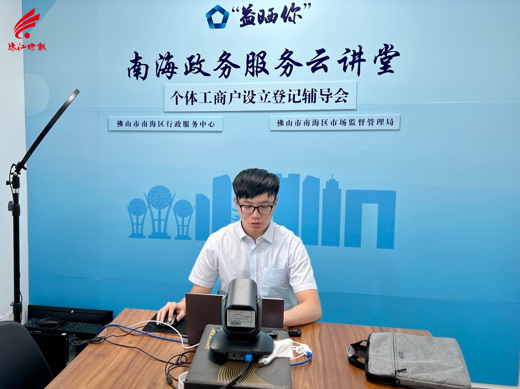工作人员正在直播.jpg