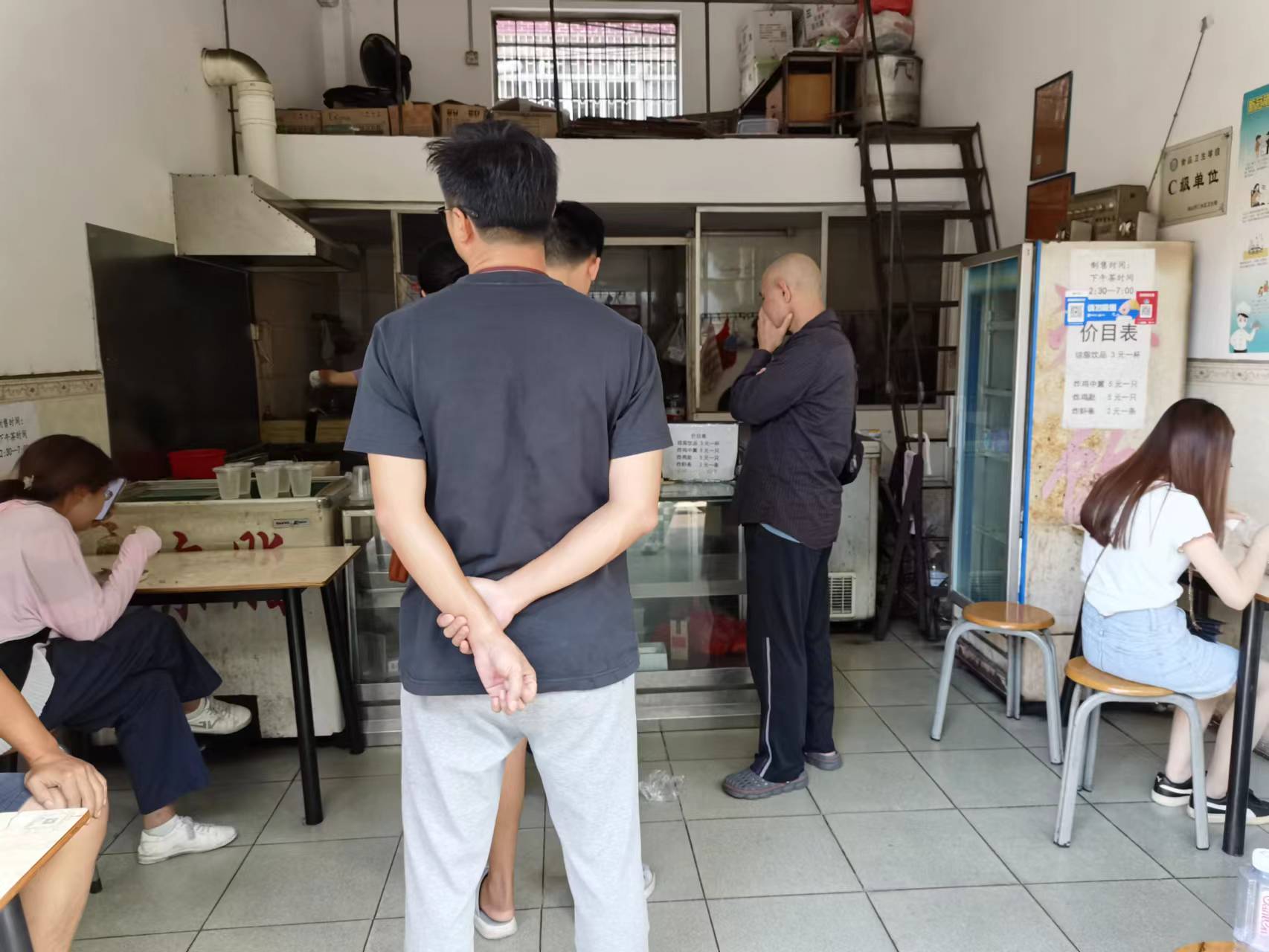 10月8日,依然有不少市民过来愉意琼脂排队购买小吃。佛山日报记者郑泽聪摄.jpg
