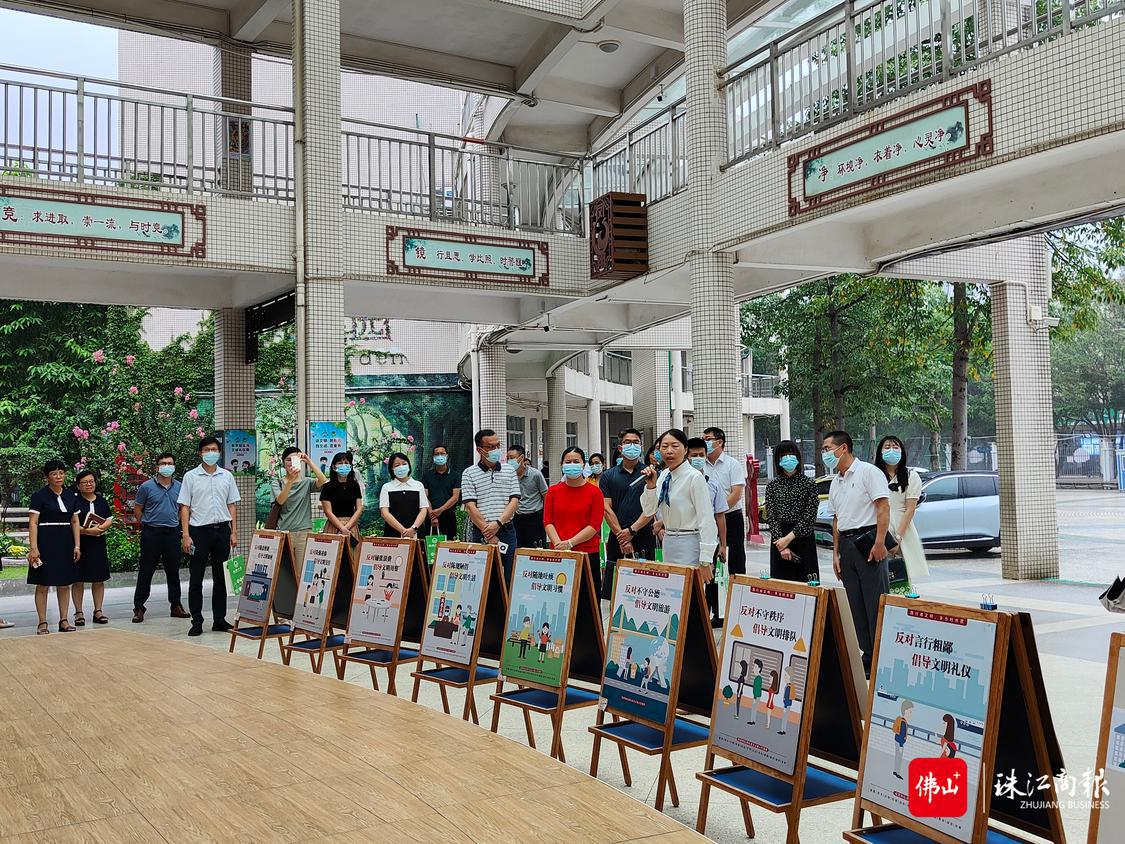 参会人员在参观凤城小学.jpg