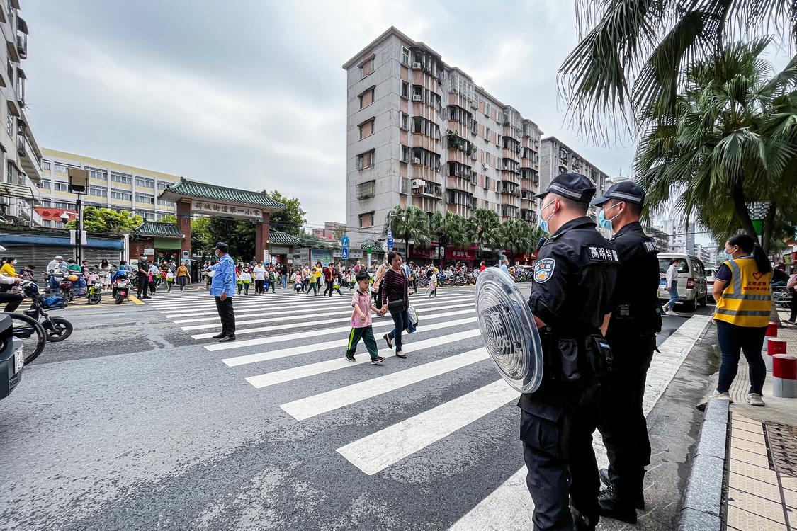 早高峰时段，佛山警方在学校门口执勤，守护校园安全。.JPG