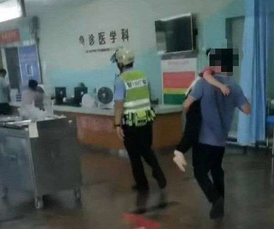 惠州交警执勤警员驾驶警车,一路护送求助群众前往医院治疗。 惠州交警执勤警员驾驶警车,一路护送求助群众前往医院治疗。
