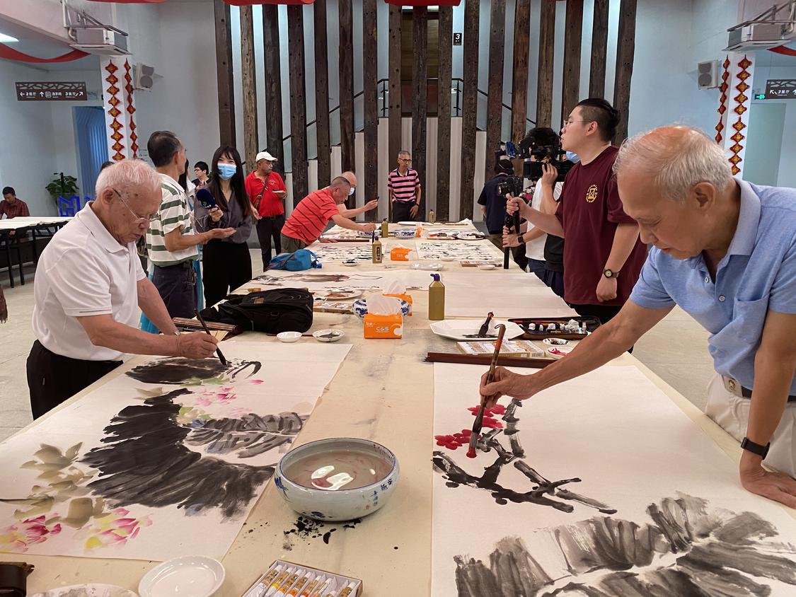 书画家、诗词家现场创作诗词及书画作品。佛山日报记者李嘉雯摄.jpg