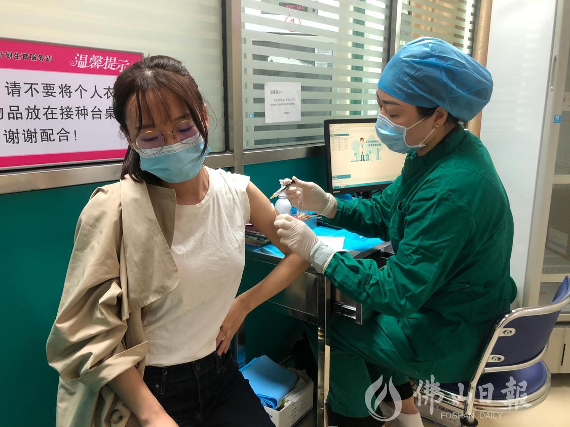 在高明区计划生育服务站,一名护士正在为市民接种HPV九价疫苗。佛山日报记者陈嘉懿摄.jpg