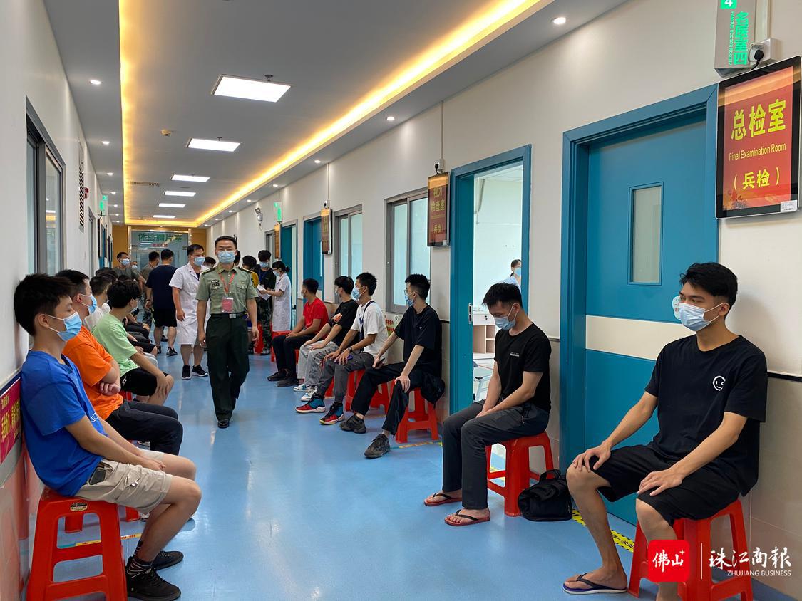 兵检现场,应征青年有序等待体检。珠江商报记者何蕴瑶摄.jpg