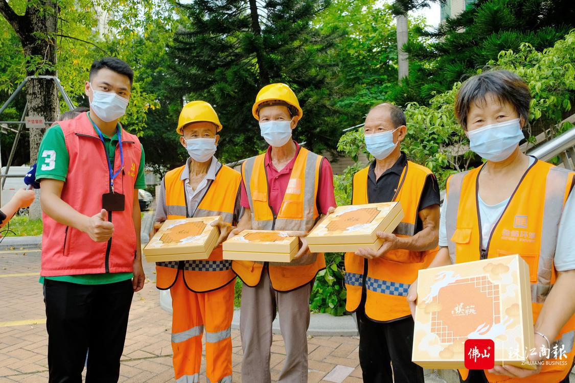 爱心企业向环卫工人送上中秋月饼.jpg