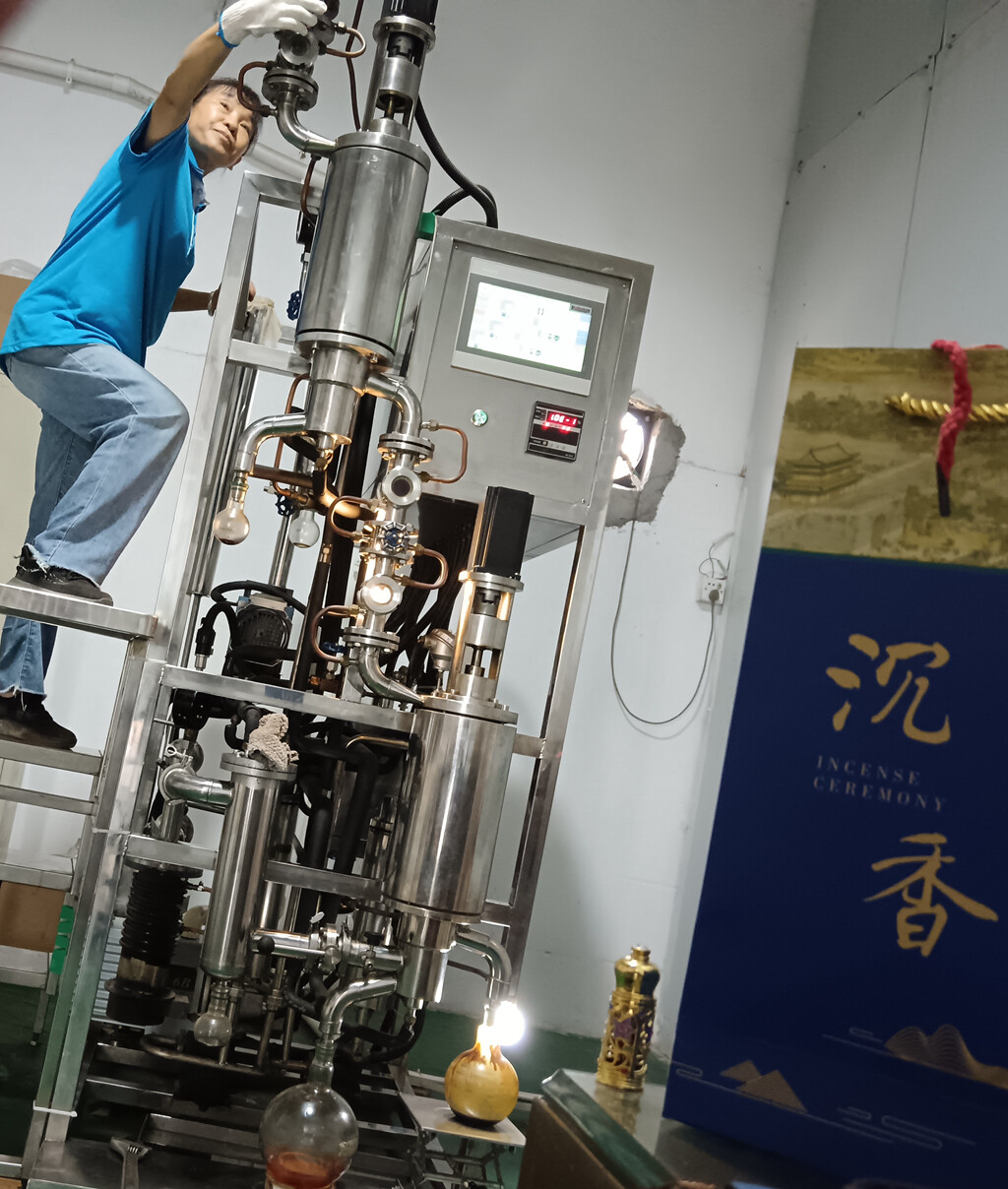 莫兰秀在检查生产设备。 莫兰秀在检查生产设备。