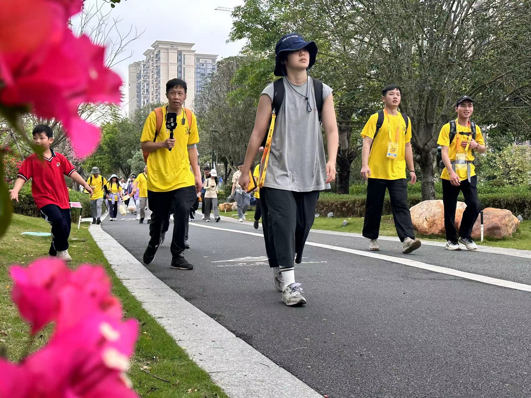 市民在繁花似锦中行走.jpg