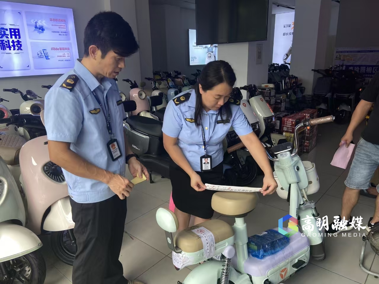 高明区市场监管局工作人员对电动自行车市场进行日常巡查。.jpg