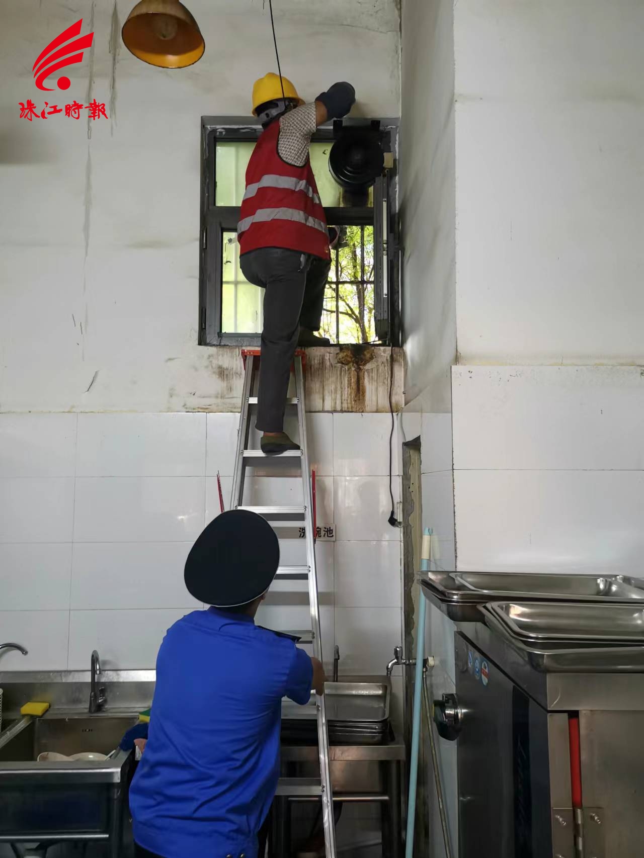 执法人员协助施工人员改善排烟设备.jpg