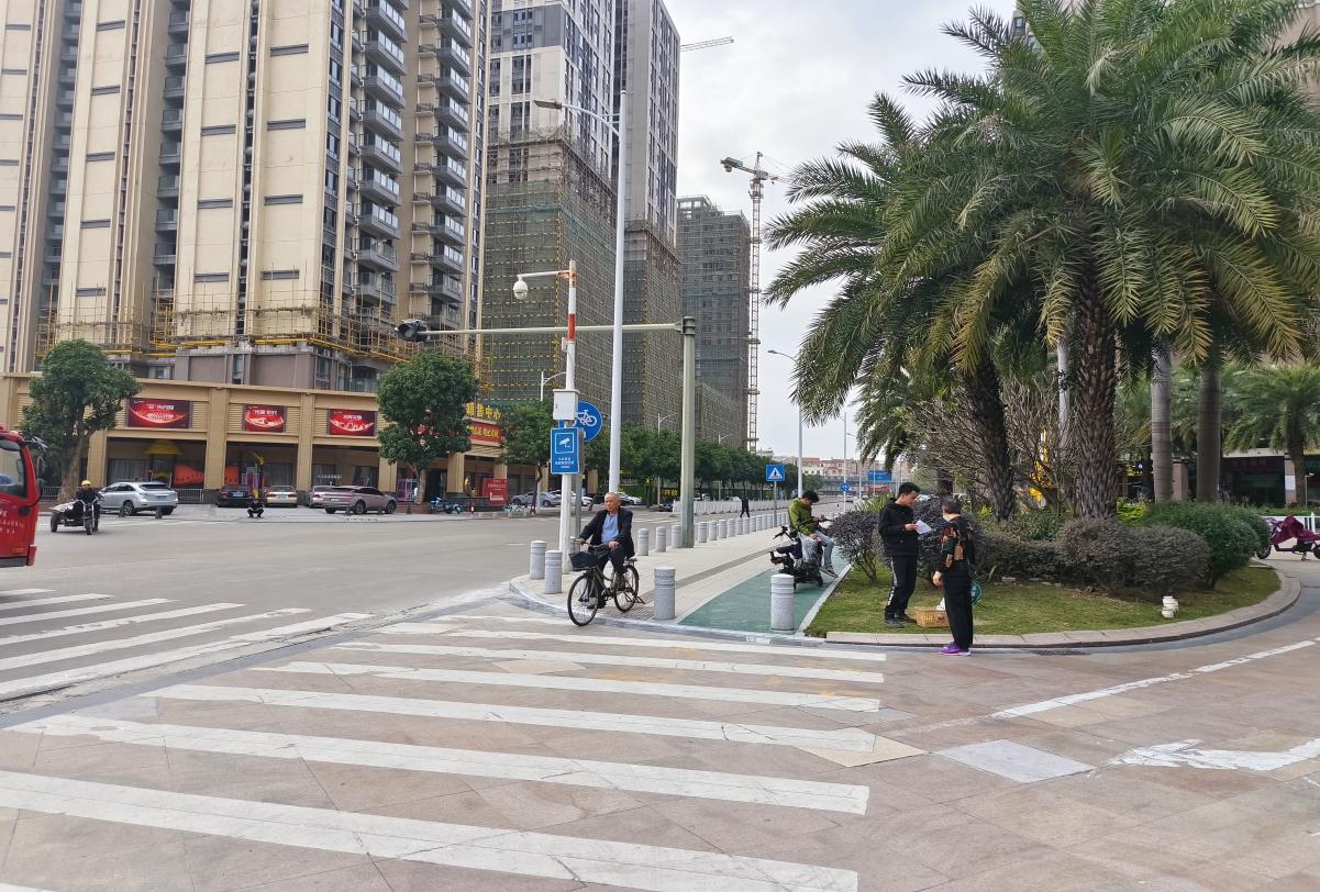 黎明二路已重新铺设缘石坡道,与路面平顺衔接。佛山日报记者吕嘉怡.jpg