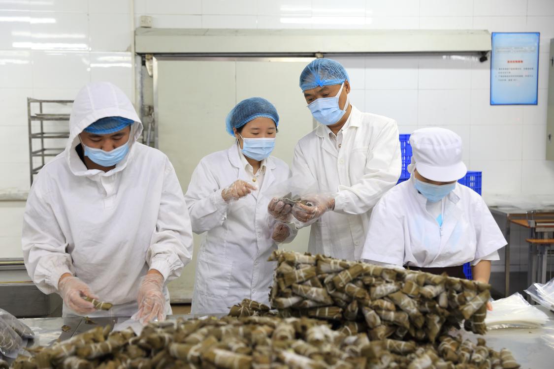 佛山海关驻禅城办事处关员对出口粽子进行查验监管(摄影:卢启兆).jpg
