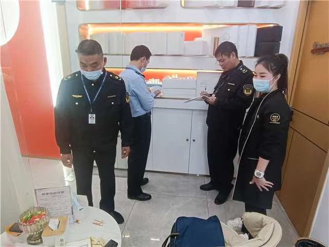 执法人员对相关相案件进行查处。.jpg