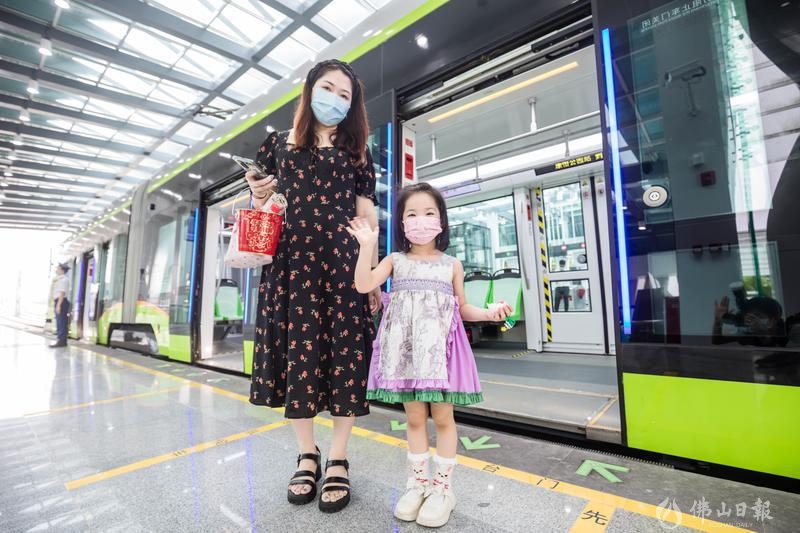 市民唐女士专门带着孩子过来体验南海有轨电车一号线。/佛山日报记者王伟楠 实习生黄余雄摄