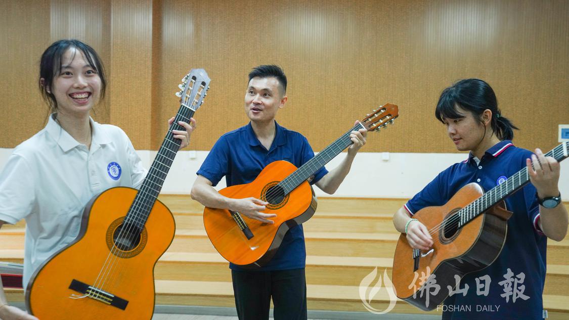 课后,学生们和老师在欢声笑语中合奏 。佛(5381666)-20230626194514.jpg
